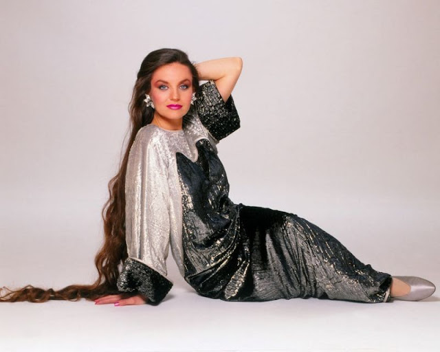 40 Glamorous Photos of Crystal Gayle in the 1970s and ’80s