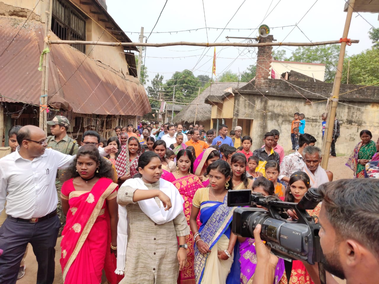 উমার জনসংযোগে সিঁদুরে মেঘ দেখছেন দু'পক্ষই 1 উমার জনসংযোগে সিঁদুরে মেঘ দেখছেন দু'পক্ষই