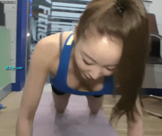 섹시하게 푸시업 하는 누나 - 디쁠