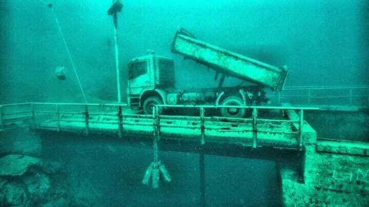 A história do caminhão caçamba abandonado debaixo d'água