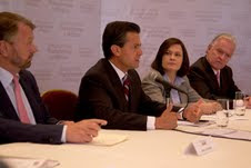Enrique Peña Nieto se compromete ante personajes a ejercer una presidencia democrática.