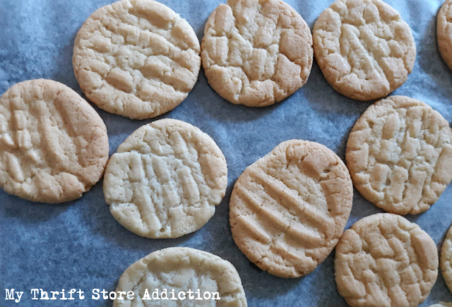 Here's a simple recipe for a tasty St.Patrick's Day treat that will satisfy your chocolate craving! Dark chocolate dipped sugar cookies