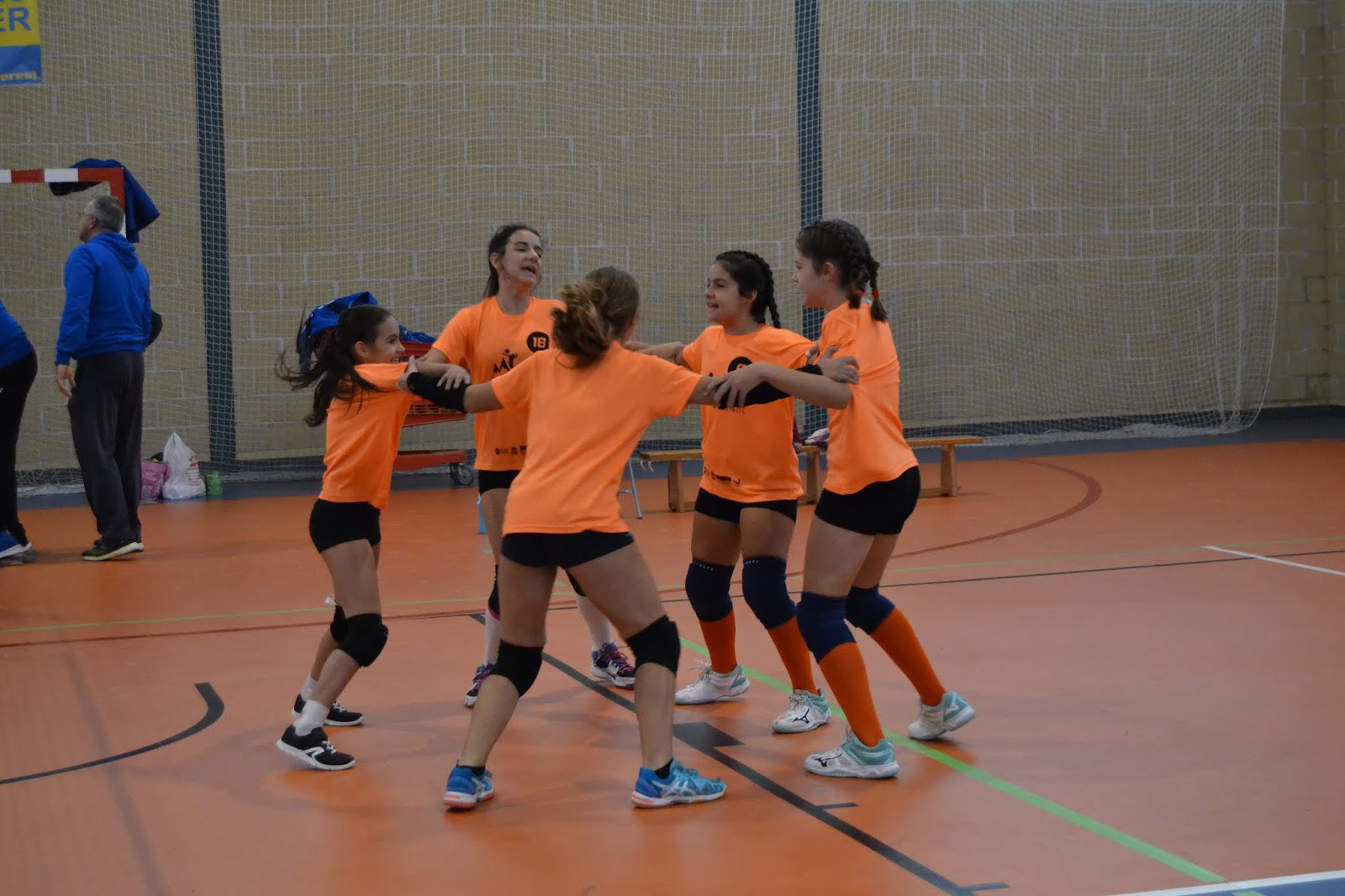 VOLEIBOL MADRIGAL Licenciados Reunidos visita nuestra cancha.