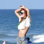 Bella Thorne · Side Boob at the beach Foto 34