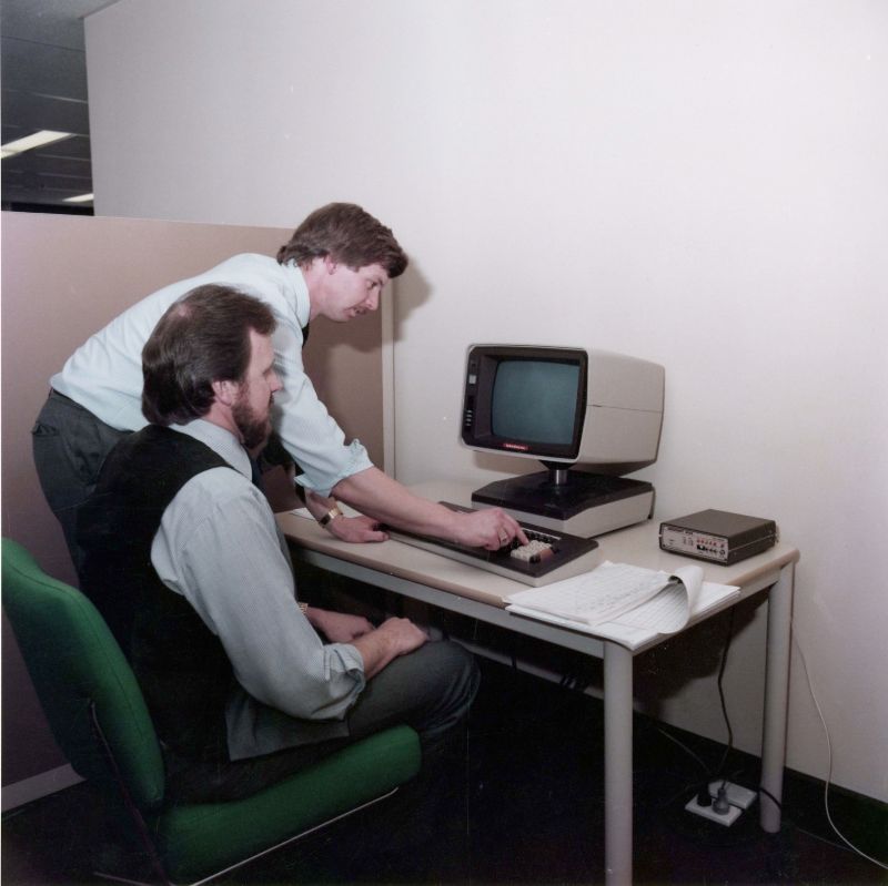 Vintage photos show the workplace and offices of the past  1970s 1980s - 7