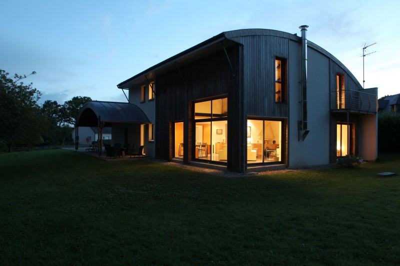 The Nature Sustainable and Healthy - Bioclimatic House by Patrice Bideau