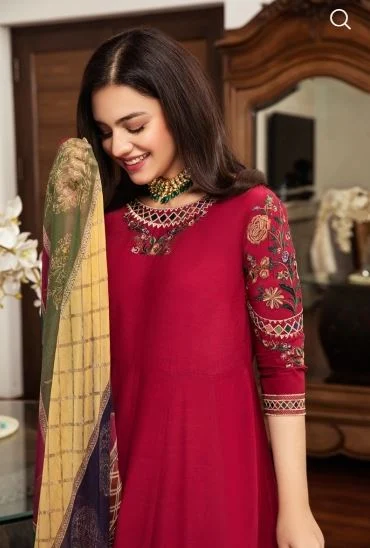 Actress Zara Noor Abbas Charming Pictures in Nishat Linen Ready-to-Stitch Collection