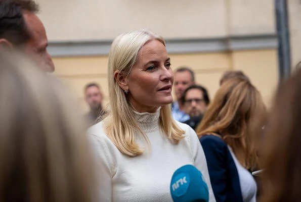 Crown Princess Mette Marit wore a grey wool coat by Chloe, and she wore white soft wool knit sweater by Co