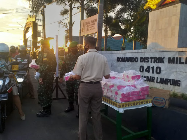 Kodim 0410/KBL Kec. Langkapura terus berbagi takjil berbuka puasa dihari ke 26 bulan ramadhan untuk masyarakat