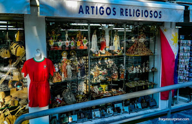 Uniforme da Seleção Portuguesa de Futebol à venda em uma loja de artigos religiosos em Fátima, Portugal