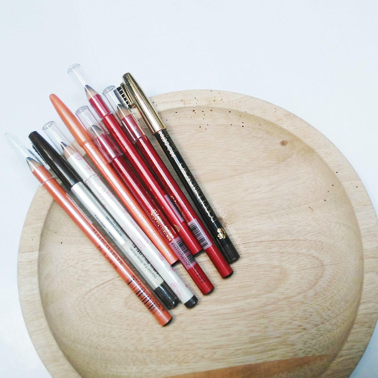 Beauty Review By Widia Okay kita mulai dari produk lokal yang pensil alisnya fenomenal Siapa lagi kalau bukan Viva Cosmetics Sesuai dengan namanya dia berbentuk pensil dan