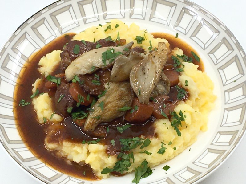 Kaninchengulasch mit Portwein-Preiselbeer-Soße