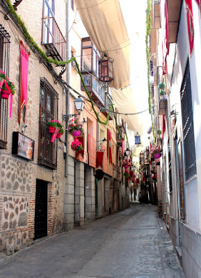 Toledo adornado para la fiesta del Corpus. Patios de Toledo abiertos para el Corpus