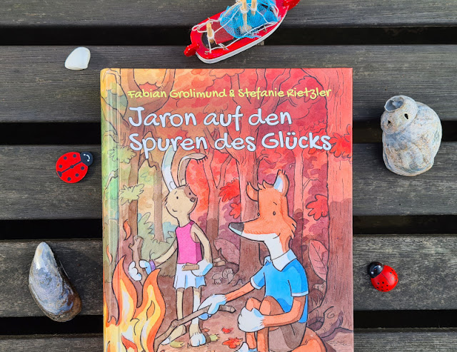 Das Kinderbuch "Jaron auf den Spuren des Glücks" & die Umsetzung der Glücks-Lektionen bei uns Küstenkindern. Die Lektionen aus der Geschichte lassen sich gut ausprobieren bzw. umsetzen. Wir berichten von unseren Erfahrungen beim Genießen des Glücks.