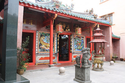 guide travel sarawak carpenter temple street along chinese