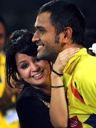 Bollywood Moon Dhoni Hugs His Wife Sakshi Rawat