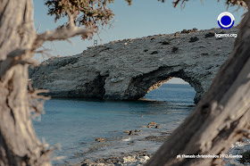 Βράχος Ακρωτηρίου Τρυπητή, Άποψη του Θρόνου του Δία από την παραλία Τρυπητή.