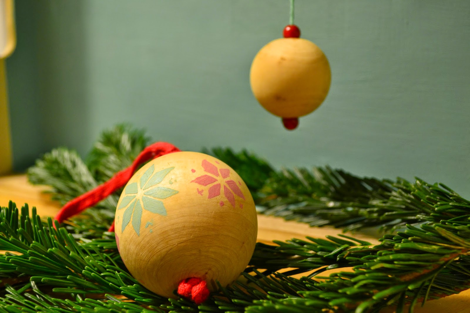 Jurinde macht was: Anleitung: Weihnachtskugeln selbst bemalen