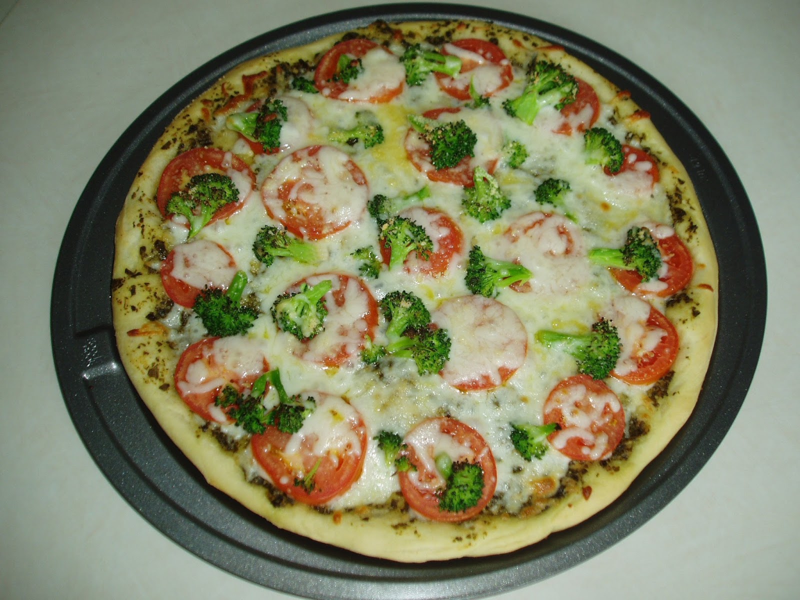 Meatless Mediterranean Pesto Pizza with Tomatoes and Broccoli (12inch)