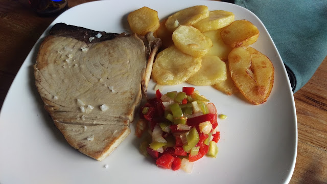 Atún con tartar fresco de tomate y gambas Atún con tartar fresco de tomate y gambas