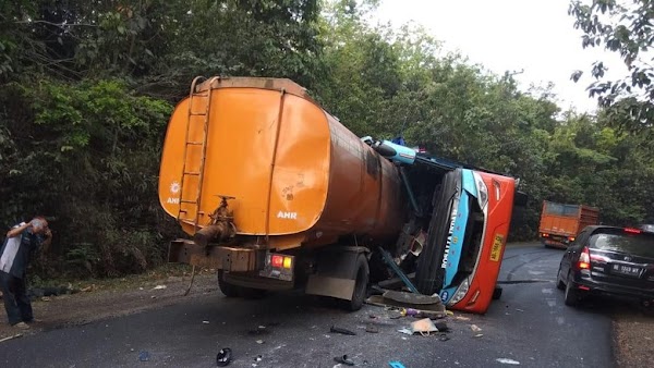 Kecelakaan Maut Bus Tabrak Truk di Lampung, 8 Orang Tewas
