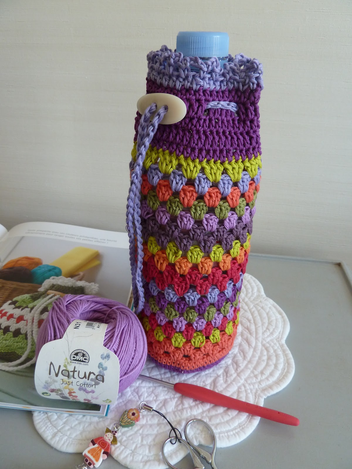 Fit femme avec bouteille d'eau et téléphone portable s'appuyant sur le