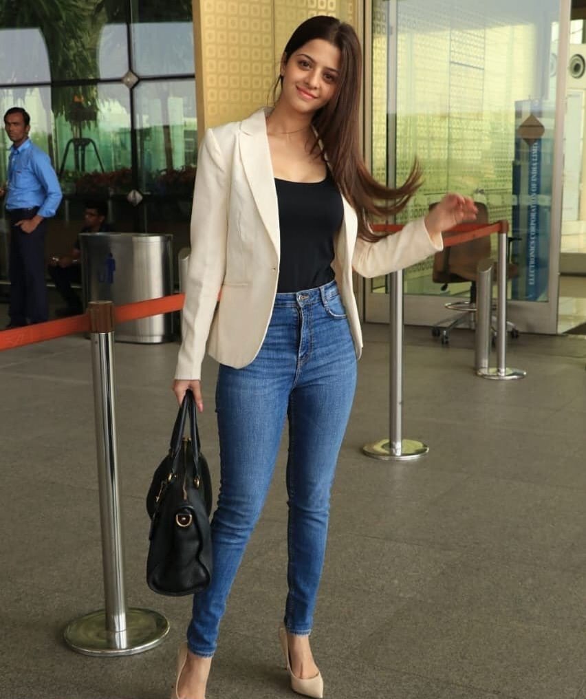 vedika-at-airport-stills+(1).jpg
