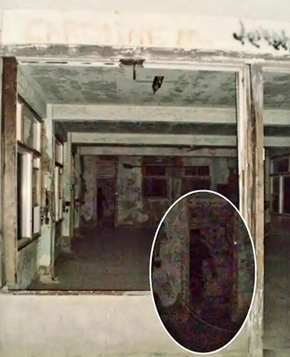 10 Foto Penampakan Hantu yang tertangkap kamera di Rumah