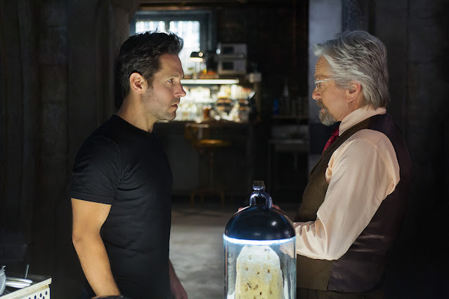 Michael Douglas como Dr. Hank Pym e Paul Rudd como Scott Lang no filme Homem-Formiga, 2015