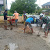 Babinsa Koramil 0910-07/Mentarang, Bersama Masyarakat bantu pengecoran Halaman Masjid.