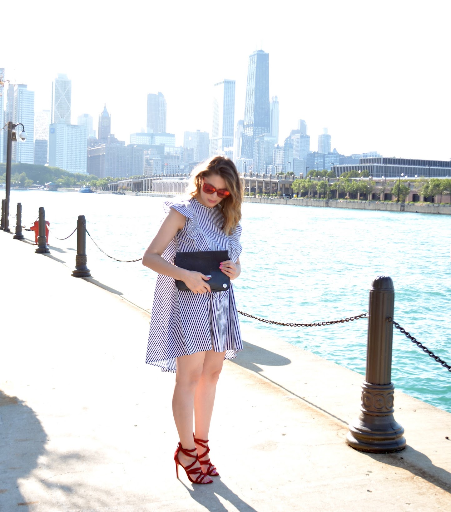 Navy Sleeveless Ruffle Dipped Hem Zipper Dress, nautical dress, Viva Aviva for less, Viva Aviva por menos, striped ruffle dress, vestido a rayas con volantes, Romwe, vestido Romwe, Romwe dress, Chicago style blogger, bloguera de estilo, bloguera bilingüe, Latina blogger, bloguera latina, Chicago Air and Water Show, Chicago's Navy Pier, Lake Michigan views, Navy Pier, Lotta Vintage suede bag, bolso de ante vintage, Zara red strappy heels, sandalias rojas de tacón Zara, summer style, estilo verano, 