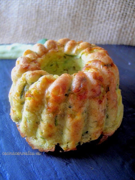 Brownie de Garbanzos y Calabacín con mayonesa de manzana verde y cilantro