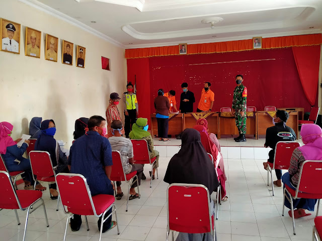 Babinsa Bersama Bhabinkamtibmas Kawal Penyaluran Bantuan Sosial Tunai