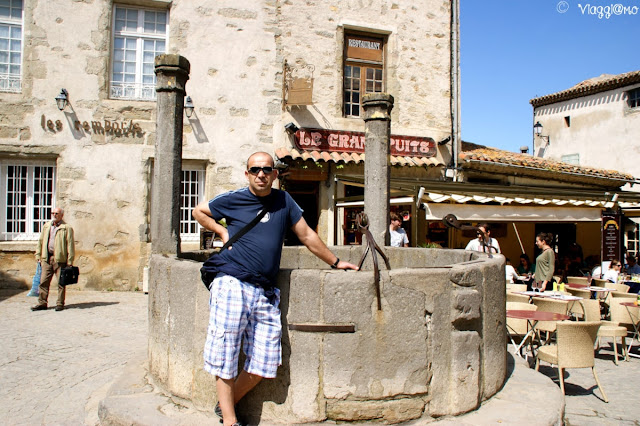 Una delle pittoresche piazzette di Carcassonne