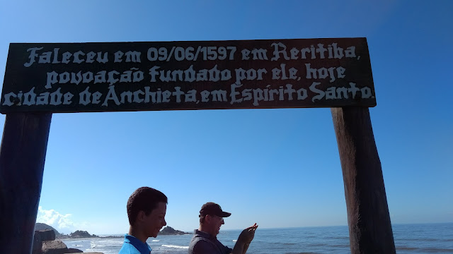 Placa em madeira entalhada: vida e história do padre Anchieta