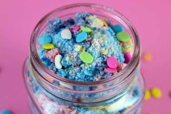 DIY発泡ユニコーンバスパウダーを作る方法。 クエン酸、重曹およびマンゴバターと作られて、この容易な保湿の浴室の爆弾の塵は教師のための、友人のための、女性のための、十代の若者たちの、そしてクリスマスの大きいギフトを作る。 このユニークなDIYの美しさのレシピは、安価で作るのは簡単です。 ギフトのアイデアが必要ですか？ DIYのお風呂と体の贈り物を作る！ #unicorn#bathpowder#fizzy#fizzing