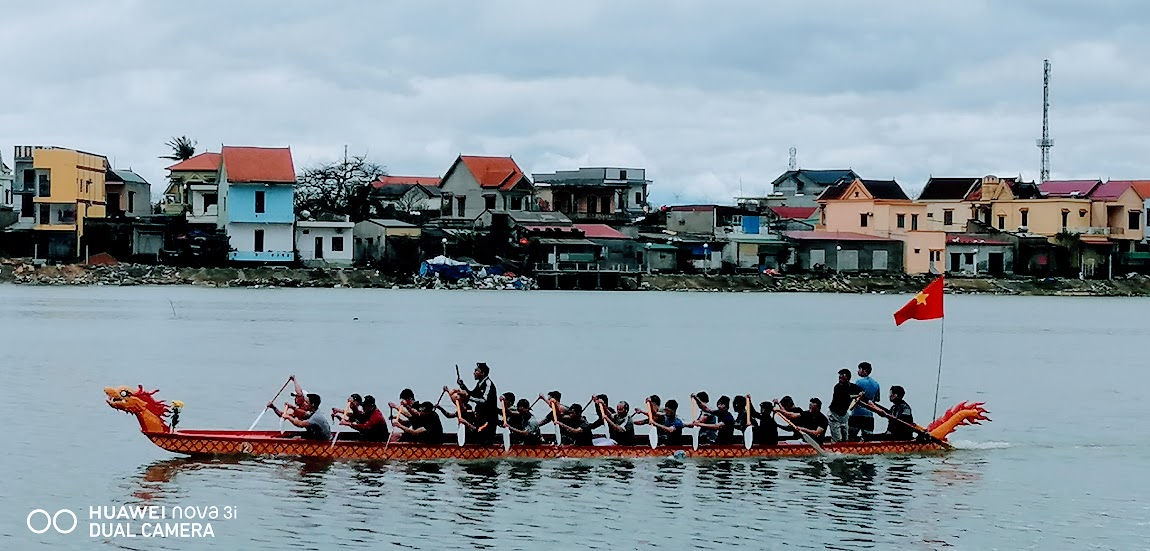 Lễ hội đua thuyền Quảng Bình được đánh giá là một trong những lễ hội đẹp nhất tại Việt Nam. Với sự trở lại của nó vào năm 2024, lễ hội sẽ mang đến cho khán giả một trải nghiệm thú vị với sự cạnh tranh trong đua thuyền, các hoạt động văn hóa và giải trí đa dạng. Nếu bạn muốn tham gia một lễ hội độc đáo, thì hãy đến Quảng Bình và thưởng thức lễ hội đua thuyền.