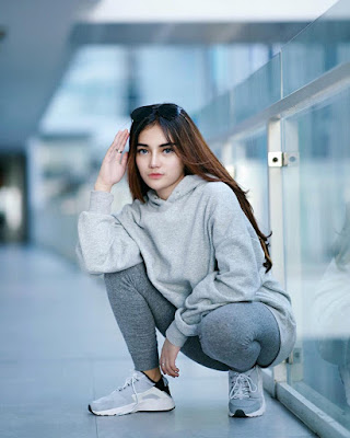 Model seksi Buka Jilbab pakai Legging ketat