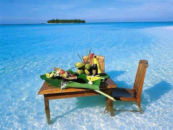 Buenos días y desayuno preparado en una mesa en medio del mar