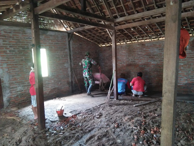 Koramil Karangmalang Bantu Bedah Rumah Warga Tak Mampu