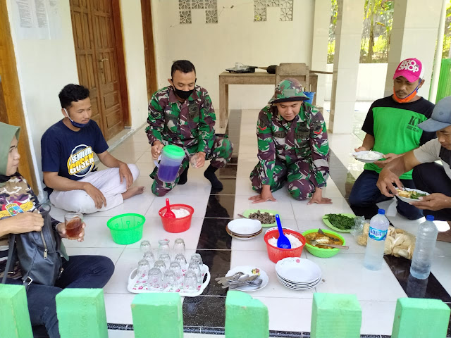 Sarapan pagi di Mushola bersama TNI merupakan suatu kebanggaan bagi Pak Adhi Sarapan pagi di Mushola bersama TNI merupakan suatu kebanggaan bagi Pak Adhi