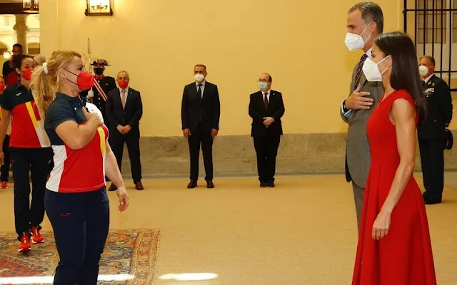 Queen Letizia wore a red sleeveles midi dress, and red suede high heel slingback pumps from Carolina Herrera, and Gold&Roses Joyas earrings