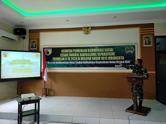 Dandim 0815/Mojokerto Ajak Komponen Masyarakat Merawat Kebhinnekaan Mojokerto, - Pembinaan Komunikasi Sosial Cegah Tangkal Radikalisme / Separatisme bertujuan untuk mewujudkan ketahanan wilayah yang kuat dalam rangka tetap tegak dan utuhnya wilayah Negara Kesatuan Republik Indonesia (NKRI) yang berdasarkan Pancasila dan UUD 1945. Terwujudnya ketahanan wilayah NKRI merupakan sesuatu yang absolut, yang harus dijaga, dirawat, dan dilestarikan, sehingga Republik yang kita cintai bersama ini tetap jaya sepanjang masa. Demikian diungkapkan Dandim 0815/Mojokerto, Letkol Inf Dwi Mawan Sutanto, SH., saat membuka kegiatan Pembinaan Komsos Cegah Tangkal Radikalisme/Separatisme Triwulan II TA. 2020, di Aula Makodim 0815 Jalan Majapahit Nomor 1 Kota Mojokerto, Jawa Timur, Kamis (18/06/2020). Alumni Akmil Angkatan 2000 Kecabangan Infantri tersebut menegaskan, sasaran yang ingin dicapai dalam kegiatan ini, yakni terwujudnya kesadaran tentang arti pentingnya pemahaman terhadap bahaya Radikalisme/Separatisme bagi segenap komponen masyarakat yang berada di wilayah Kodim 0815/Mojokerto. Masih lanjut pria yang pernah menjabat Danyon Raider Khusus 752/VCS Sorong Papua Barat ini, terbentuknya komponen masyarakat yang memiliki kepribadian dan jiwa kebhinnekaan guna mendukung ketahanan wilayah yang kuat dalam rangka tetap tegak dan utuhnya NKRI, juga menjadi sasaran dalam kegiatan ini. Di hadapan sejumlah komponen masyarakat, Pamen dengan dua melati dipundak ini menegaskan, sasaran lain dari kegiatan ini, yaitu terwujudnya kerja sama antara TNI AD dengan segenap komponen masyarakat dalam rangka mempertahankan ideologi Pancasila melalui peningkatan pemahaman Wawasan Kebangsaan dan Keagamaan serta Kewirausahaan demi menjaga keutuhan NKRI. “Forum ini sebagai sarana pembinaan wawasan kebangsaan untuk menanamkan nilai-nilai nasionalisme dan kecintaan terhadap NKRI guna mencegah radikalisme/separatisme,” tandas pria kelahiran Purbalingga Jawa Tengah. “Selain pembinaan wawasan kebangsaan, harus dilakukan pembinaan wawasan keagamaan, dengan menanamkan nilai-nilai keagamaan yang bersifat terbuka dan toleran serta pembinaan kewirausahaan yang dapat memberikan nilai manfaat dan ekonomis, sehingga mampu mencegah masuknya paham radikalisme,” jelasnya dilanjutkan dengan paparan bertajuk “Nilai Nilai Pancasila Sebagai Pemersatu Bangsa Dalam Upaya Menangkal Radikalisme & Disintregasi Bangsa”. Gelaran acara bertema “Merawat Kebhinnekaan Tangkal Radikalisme / Separatisme Dalam Bingkai NKRI” dihadiri Kasdim 0815/Mojokerto Mayor Inf MJ. Arifin, Para Perwira Staf Kodim 0815, Kepala Kelurahan se-Kota Mojokerto, Perwakilan Babinsa Jajaran Kodim 0815 wilayah Kota Mojokerto, Perwakilan Bhabinkamtibmas Jajaran Polres Mojokerto Kota, Perwakilan Mahasiswa/Mahasiswi Institut KH. Chalim (IKHAC) Pacet, Mojokerto. (Jayak)