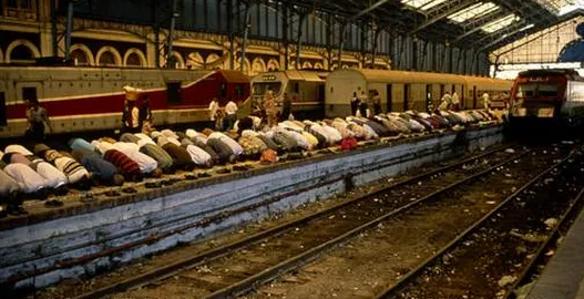 Seakan Tersambar Petir Gara-gara Melihat Orang Sholat di Stasiun, Pria ini Langsung Masuk Islam Seakan Tersambar Petir Gara-gara Melihat Orang Sholat di Stasiun, Pria ini Langsung Masuk Islam