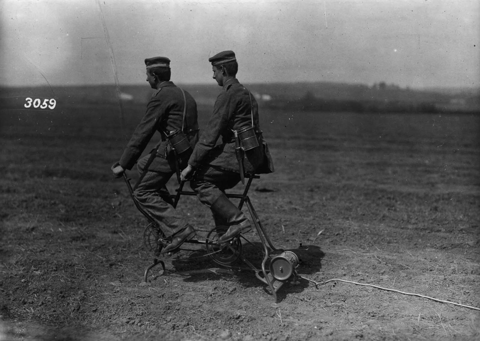 A német katonák energiát generálnak egy megfigyelő lufi felfújására.  1914.