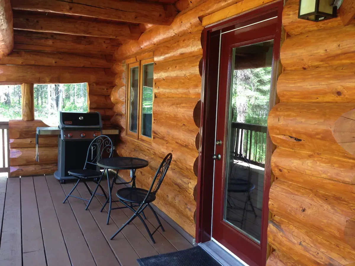 cozy-log-cabin-is-available-for-rent-on-airbnb-with-back-deck-for-barbeque