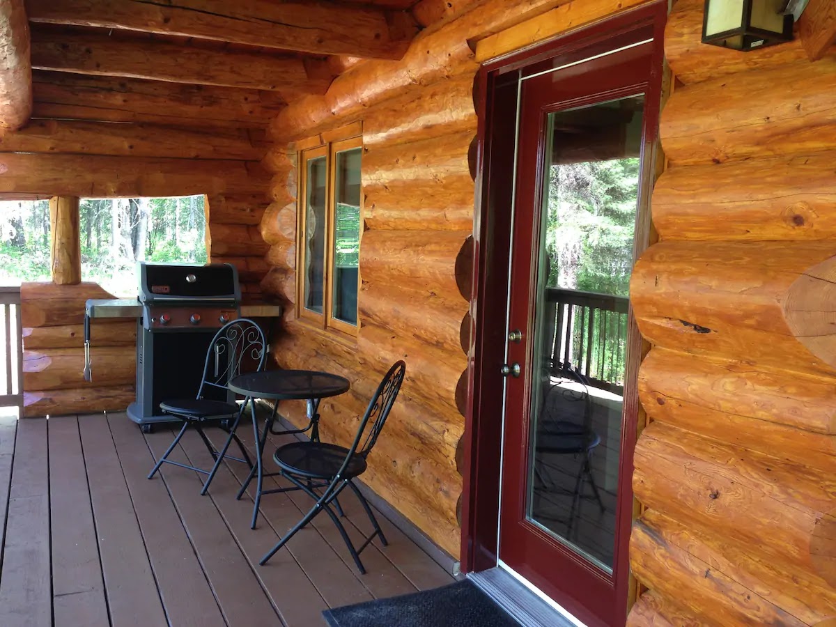 cozy-log-cabin-is-available-for-rent-on-airbnb-with-back-deck-for-barbeque cozy-log-cabin-is-available-for-rent-on-airbnb-with-back-deck-for-barbeque
