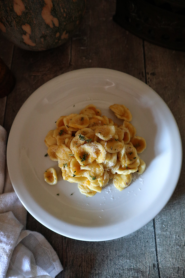 Orecchiette con purea di zucca, pecorino e timo