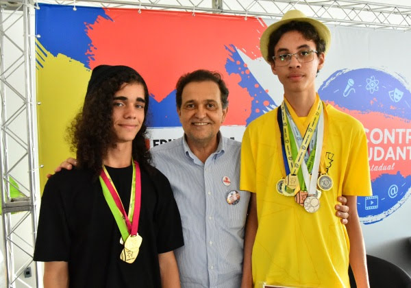 Secretário Walter Pinheiro com Luan (à esquerda) e Dikson, medalhistas da OBMEP (Foto: Divulgação/GOVBA)