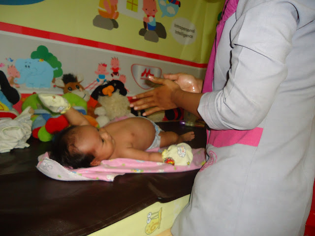 sentuhan-cinta-dalam-pijat-bayi